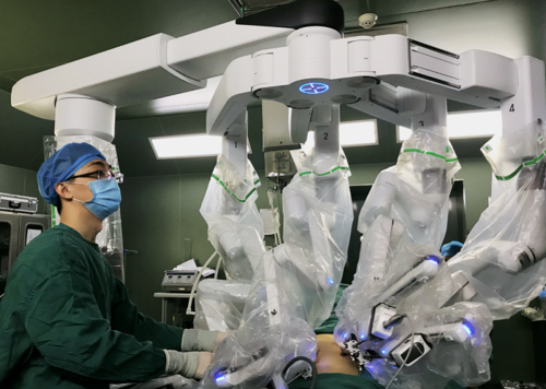 医生联手"达芬奇"手术机器人 一次性解决子宫和肥胖问题